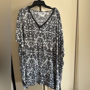 Peter Nygard Elegant Black and White Tunic